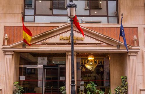 El Ensanche Hotel | Hôtel Atenas: Guest Rated 9/10 with Family-Friendly Amenities