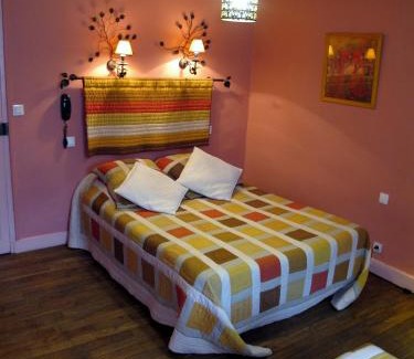 Neuvy-sur-Barangeon Hotel | Pet-Friendly Retreat at Hôtel Au Bord du Monde