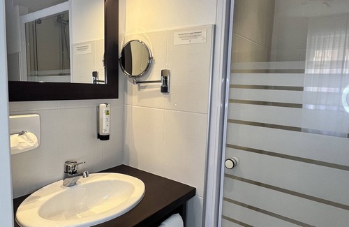 Tournon-sur-Rhone Hotel | Explore Hôtel Azalées: Family-Friendly with Great Amenities