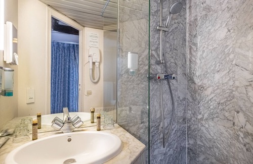 Vivienne Hotel | Elegant Hôtel Baudelaire Opéra: Spa & Family-Friendly Stay
