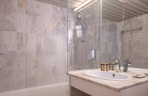 Vivienne Hotel | Elegant Hôtel Baudelaire Opéra: Spa & Family-Friendly Stay