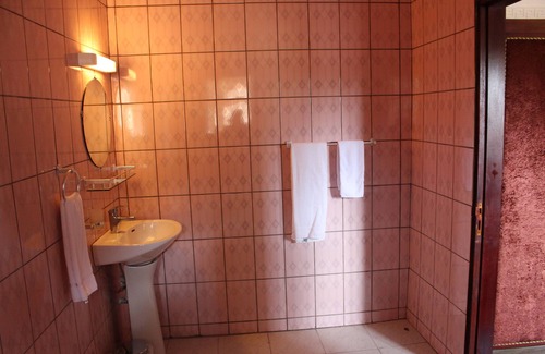 Bonaberi Hotel | Hôtel Belavie: Family-Friendly Stay with Pool & Restaurant