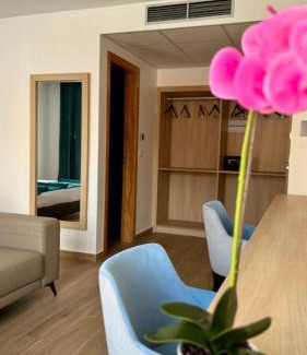 Tarrafal Hotel | Discover Blue Sky: Pet-Friendly Retreat with Unique Amenities