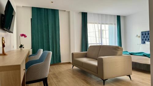 Tarrafal Hotel | Discover Blue Sky: Pet-Friendly Retreat with Unique Amenities