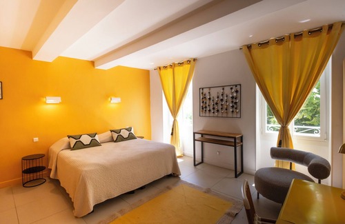 Vaison-la-Romaine Hotel | Pet-Friendly Hôtel Burrhus with Breakfast & Great Reviews