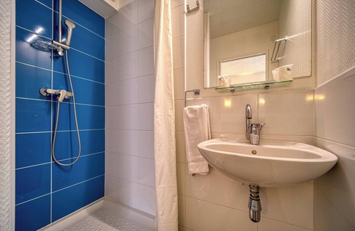Saint-Peray Hotel | Experience Hôtel côté sud: 9/10 Guest Rated & Spa Access