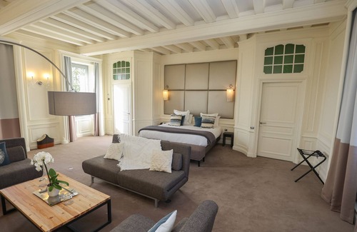 Brive-la-Gaillarde Hotel | Relaxing Retreat at Hôtel Château Lacan with Spa & Dining