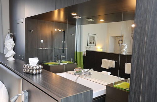 Brive-la-Gaillarde Hotel | Relaxing Retreat at Hôtel Château Lacan with Spa & Dining