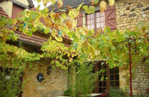 Nadaillac-de-Rouge Hotel | Pet-Friendly Hôtel Chastrusse with Ocean View & Pool