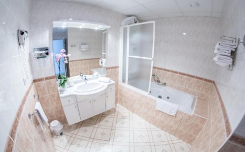 Vittel Hotel | Pet-Friendly Hôtel d'Angleterre with Oceanfront Pool