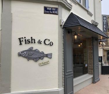 Arromanches-les-Bains Hotel | Cozy Hôtel d'Arromanches Pappagall with Family-Friendly Dining