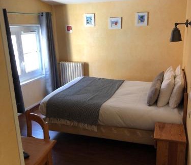 Arromanches-les-Bains Hotel | Cozy Hôtel d'Arromanches Pappagall with Family-Friendly Dining