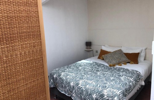 Arromanches-les-Bains Hotel | Cozy Hôtel d'Arromanches Pappagall with Family-Friendly Dining