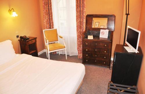 Auch Hotel | Hotel de France: Pet-Friendly Escape with Breakfast Included