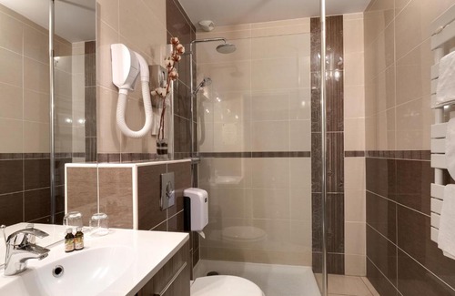 Montmarault Hotel | Hôtel de France: Pet-Friendly with High Guest Ratings