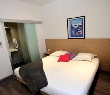 Quartier du Port Hotel | Cozy Hôtel de France: Guest Rated 8.3, Family-Friendly Stay