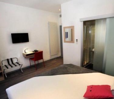 Quartier du Port Hotel | Cozy Hôtel de France: Guest Rated 8.3, Family-Friendly Stay
