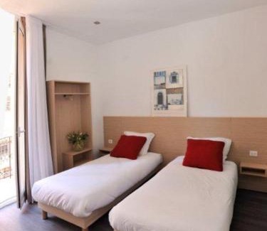 Quartier du Port Hotel | Cozy Hôtel de France: Guest Rated 8.3, Family-Friendly Stay