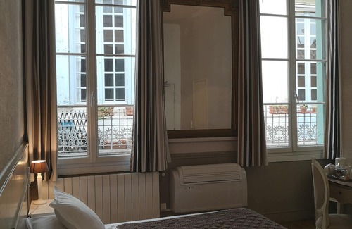 Nimes City Centre Hotel | Exceptional Hôtel de l'Amphithéâtre with Family-Friendly Amenities