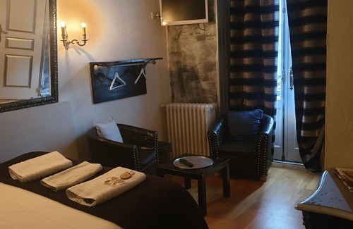 Saint-Amand-Montrond House | Discover Comfort at Hôtel de l'Ecu with Family-Friendly Amenities