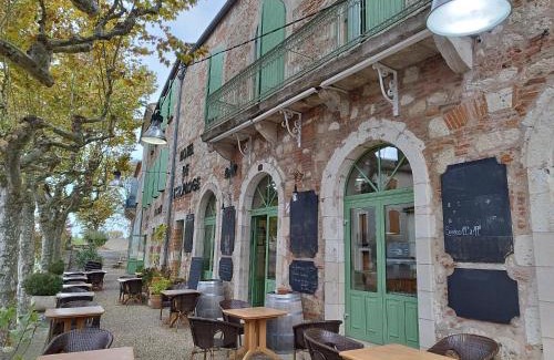 Auvillar Hotel | Pet-Friendly Hôtel De L'Horloge with Breakfast & Dining
