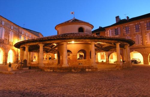 Auvillar Hotel | Pet-Friendly Hôtel De L'Horloge with Breakfast & Dining