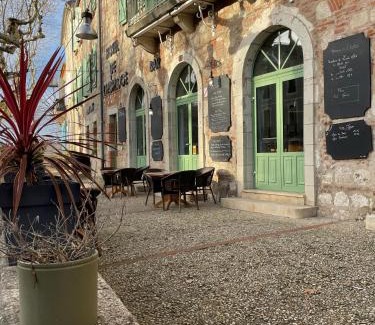 Auvillar Hotel | Pet-Friendly Hôtel De L'Horloge with Breakfast & Dining