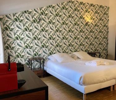 Auvillar Hotel | Pet-Friendly Hôtel De L'Horloge with Breakfast & Dining