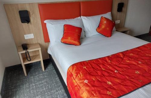 Custines Hotel | Discover Hôtel de L'ile: Pet-Friendly Haven Awaits You