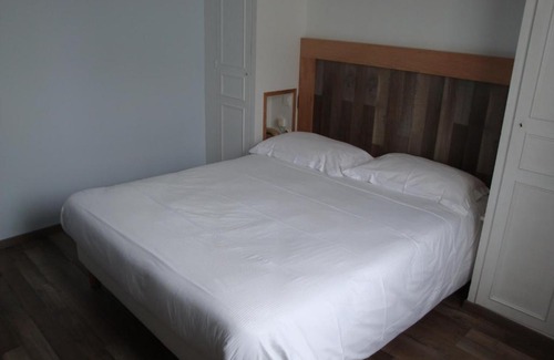 Evreux Hotel | Pet-Friendly Comfort at Hôtel de l'Orme, Akena