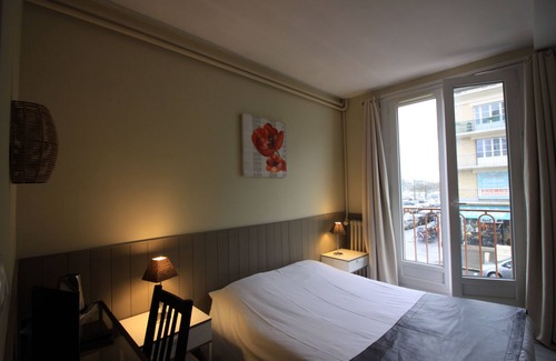 Saint-Jean Hotel | Welcome to Hôtel de L'Univers: Family-Friendly with Breakfast