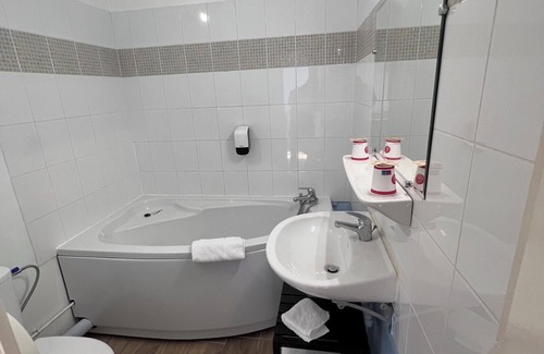 Saint-Jean Hotel | Welcome to Hôtel de L'Univers: Family-Friendly with Breakfast