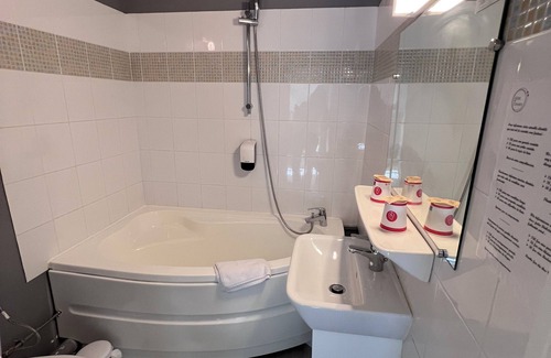 Saint-Jean Hotel | Welcome to Hôtel de L'Univers: Family-Friendly with Breakfast