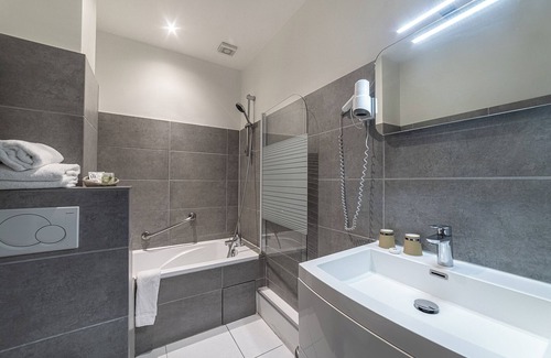 Bandol Hotel | Inviting Hôtel de la Baie with Spa and Family Amenities