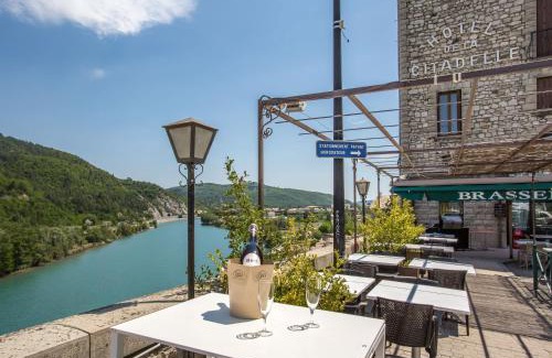 Sisteron Hotel | Inviting Hôtel de la Citadelle: Pet-Friendly with Hot Tub