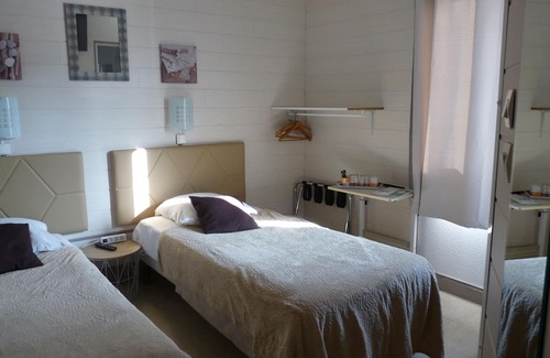 Noyers-sur-Cher Hotel | Relax at Hôtel de la Gare with Spa and Family Amenities