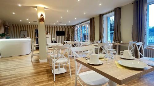 Le Chambon-sur-Lignon Hotel | Discover Hôtel De La Plage: Oceanfront Stay with Amenities