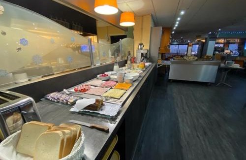 Port Hotel | Oceanfront Hôtel De La Plage with Breakfast and Pet Access