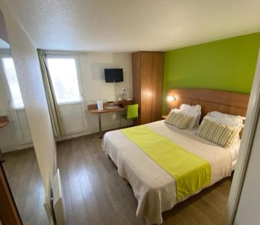 Port Hotel | Oceanfront Hôtel De La Plage with Breakfast and Pet Access