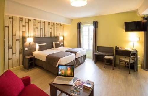 Le Mele-sur-Sarthe Hotel | Discover Hôtel de La Poste: Rated 9/10 with Family-Friendly Amenities