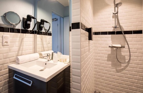 Le Mele-sur-Sarthe Hotel | Discover Hôtel de La Poste: Rated 9/10 with Family-Friendly Amenities