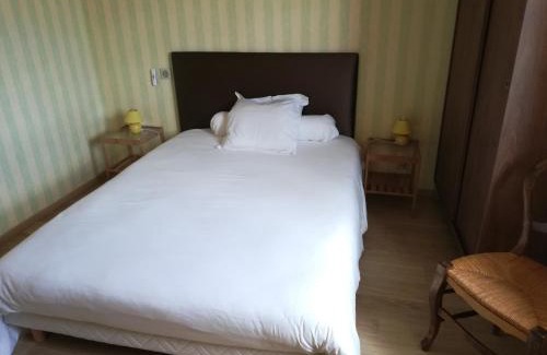 La Grande-Verriere Hotel | Discover Hôtel de la Poste Chez Cécile: Pet-Friendly Retreat