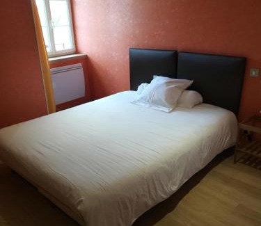 La Grande-Verriere Hotel | Discover Hôtel de la Poste Chez Cécile: Pet-Friendly Retreat