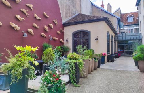 Besancon Old Town Hotel | Elegant Hôtel de Paris: Family-Friendly with Top Amenities