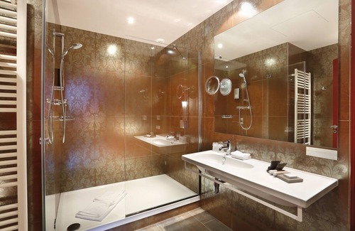 Besancon Old Town Hotel | Elegant Hôtel de Paris: Guest Rated 9/10 with Great Amenities