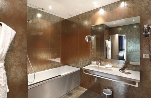 Besancon Old Town Hotel | Elegant Hôtel de Paris: Guest Rated 9/10 with Great Amenities