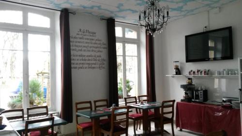 Charleville-Mezieres Hotel | Comfortable Hôtel De Paris: Pet & Child Friendly Stay