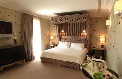 Saint-Emilion Hotel | Indulge at Hôtel de Pavie: 5-Star Stay with Dining & Family Fun