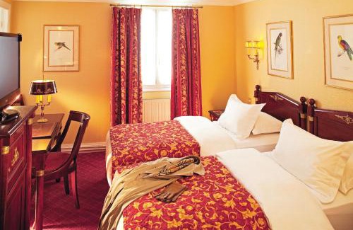 Quartier des Invalides Hotel | Elegant Hôtel de Varenne: Family-Friendly & Wheelchair Accessible