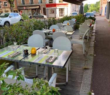 Le Vesinet Hotel | Discover HÔTEL DES 3 MARCHES - Pet Friendly & Family Fun